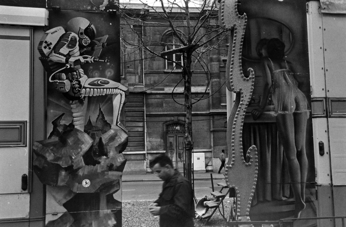 Paris - &eacute;t&eacute; 1987 - &laquo;&nbsp;De sa lumi&egrave;re trop z&eacute;l&eacute;e, bient&ocirc;t le jour cernera les d&eacute;tails non per&ccedil;us. Parmi les fragments de pipes de terre, mille petits plombs de carabine brilleront dans la poussi&egrave;re. On pourra remarquer la peinture &eacute;caill&eacute;e des sir&egrave;nes, des z&egrave;bres, des fus&eacute;es du man&egrave;ge qu'un forain tatou&eacute; d&eacute;montera, puis entassera p&ecirc;le-m&ecirc;le sous les b&acirc;ches &agrave; l'arri&egrave;re du di&eacute;sel...&nbsp;&raquo; Ce texte de mon ami Christophe Donovan ouvrait l'une de mes toutes premi&egrave;res expositions, &laquo;&nbsp;Jours de F&ecirc;te&nbsp;&raquo; &agrave; Paris, au printemps 1989. Une vingtaine de tirages r&eacute;alis&eacute;s par Picto ornaient les murs de la galerie-restaurant &laquo;&nbsp;Le Bistrot Blanc&nbsp;&raquo;. 