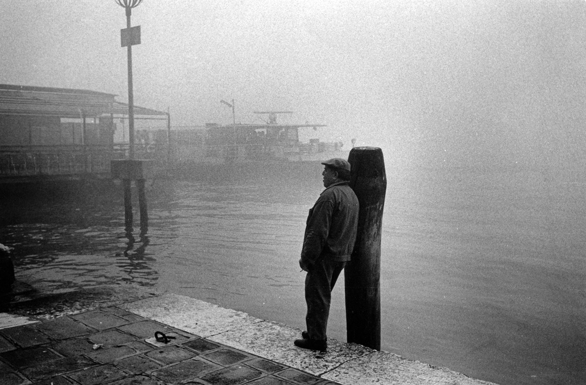 Venise, Fondamente Nuove, Italie – Novembre 1987. Vous avez pu remarquer que j'aime bien les ports, les bateaux, l'ambiance maritime des départs... Ca ne date pas d'hier. Cette photo du vaporetto en partance a été prise par un matin de novembre, quand la brume envahit Venise. C'était notre premier séjour dans la Cité des Doges. La nuit d'avant, nous nous étions perdus dans les ruelles fantomatiques. Fondamente Nuove, pour moi, c'est une image mythique de Willy Ronis, toute en contre-jours, lumineuse. Celle-ci est son négatif.