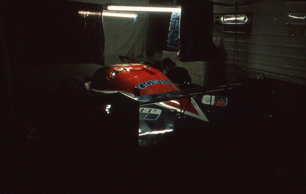 24 heures du Mans - Le Mans &ndash; juin 1987. J'ai toujours ador&eacute; les courses automobiles, et d&egrave;s l'&acirc;ge de 10 ans, je me passionnais pour les 24 heures du Mans que je regardais avidement sur la t&eacute;l&eacute;vision noir et blanc de mes grands parents. Il va sans dire que d&egrave;s que je l'ai pu, je me suis rendu sur le c&eacute;l&egrave;bre circuit pour assister &agrave; cette course mythique. La premi&egrave;re fois, c'&eacute;tait en 1977. J'ai d&ucirc; y retourner 5 ou 6 fois, dont cette ann&eacute;e-l&agrave;, 1987. La grande &eacute;poque des &laquo;&nbsp;Groupe C&nbsp;&raquo;, ou Porsche, Jaguar, Mercedes, Nissan se disputaient la victoire. A l'&eacute;poque, on pouvait encore se promener (assez) librement dans les stands pendant la course. Cette image d'un monstre mortellement bless&eacute;, tapi dans son garage, la nuit, est typique de l'ambiance des 24 heures. H&eacute;las, maintenant, on ne peut plus se promener dans les paddocks. Etre parqu&eacute; derri&egrave;re les barri&egrave;res m'ennuie. Je ne vais plus au Mans...