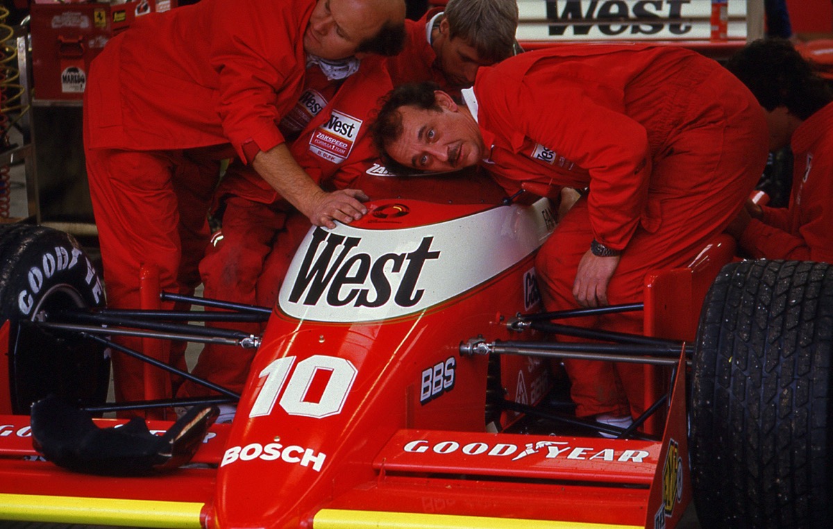 Grand Prix de Formule 1 de Belgique - Spa Francorchamps - Mai 1987. Avec mon agence de publicit&eacute; d'alors, nous tournions un film promotionnel pour un client p&eacute;trolier sponsor d'une &eacute;curie de Formule 1. C'&eacute;tait sur le mythique circuit de Spa, dans les Ardennes belges. Evidemment, toutes les portes nous &eacute;taient ouvertes, et j'en ai profit&eacute; pour glaner quelques images des &eacute;quipes au travail. Ces m&eacute;caniciens de l'&eacute;curie Zackspeed n'&eacute;taient pas &agrave; la f&ecirc;te, leurs bolides &eacute;tant d'une fiabilit&eacute; douteuse. Et la pluie, comme souvent, n'arrangeait pas les choses, sauf pour un certain Ayrton Senna qui faisait d&eacute;j&agrave; des miracles... Le dimanche matin, le film &eacute;tait termin&eacute;, et nous repartions pour Paris. Nous avons offert nos laisser-passer &agrave; deux spectateurs &eacute;bahis pour qu'ils puissent assister gratuitement &agrave; la course. Je pense qu'ils s'en souviennent encore.