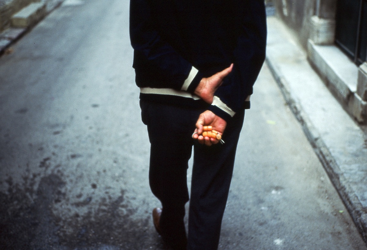 Kombolo&iuml; - Ath&egrave;nes, Gr&egrave;ce - juin 1988 (?)
Alors que le compte &agrave; rebours de l'&eacute;ventuel &laquo;&nbsp;Grexit&nbsp;&raquo; est commenc&eacute;, cette image de ce vieux monsieur, se promenant dans les rues d'Ath&egrave;nes avec son kombolo&iuml;, me semble s'imposer. Le kombolo&iuml;, petit collier de perles que presque tout grec qui se respecte poss&egrave;de, est une esp&egrave;ce de chapelet avec lequel on joue machinalement, histoire de passer le temps ou de se relaxer... Je crois qu'en ces temps troubl&eacute;s, mes amis grecs ont bien besoin de leur fid&egrave;le kombolo&iuml;. Et ce vieil ath&eacute;nien marchant dignement vers son destin sonne comme un pr&eacute;sage.
