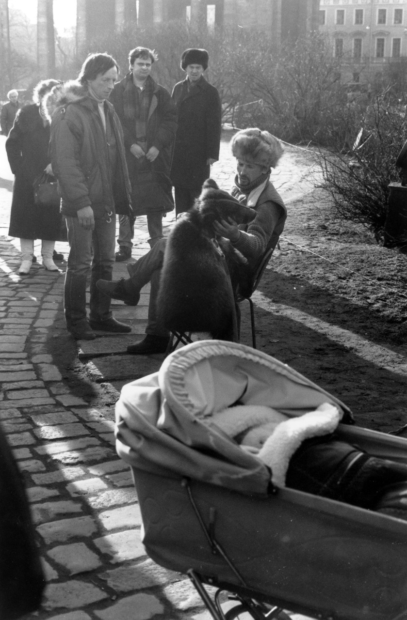 Le montreur d'ours &ndash; Moscou, URSS - f&eacute;vrier 1989
Voil&agrave; d&eacute;j&agrave; un an que je partage avec vous mes images du si&egrave;cle dernier (entendez par l&agrave; jusqu'en 2000)... Pour commencer 2016, voici une photo prise &agrave; Moscou, en pleine Perestroika, dans un petit parc. Le montreur d'ours &eacute;tait sans doute tch&egrave;tch&egrave;ne, et les badauds, pourtant blas&eacute;s, n'en croyaient pas leurs yeux. L'ourson voyageait dans le landau de b&eacute;b&eacute;, il n'avait pas l'air malheureux, mais qui sait, en ces p&eacute;riodes troubl&eacute;es de la fin du communisme, s'il ne ruminait pas sa grandeur pass&eacute;e... Je crois me souvenir qu'au bout de quelques instants, le propri&eacute;taire du plantigrade m'a demand&eacute; bourrument d'arr&ecirc;ter de photographier. Bonne ann&eacute;e &agrave; toutes et tous, merci d'&ecirc;tre toujours plus nombreux &agrave; suivre mes histoires, j'esp&egrave;re vous int&eacute;resser encore pour les 52 semaines &agrave; venir&nbsp;!