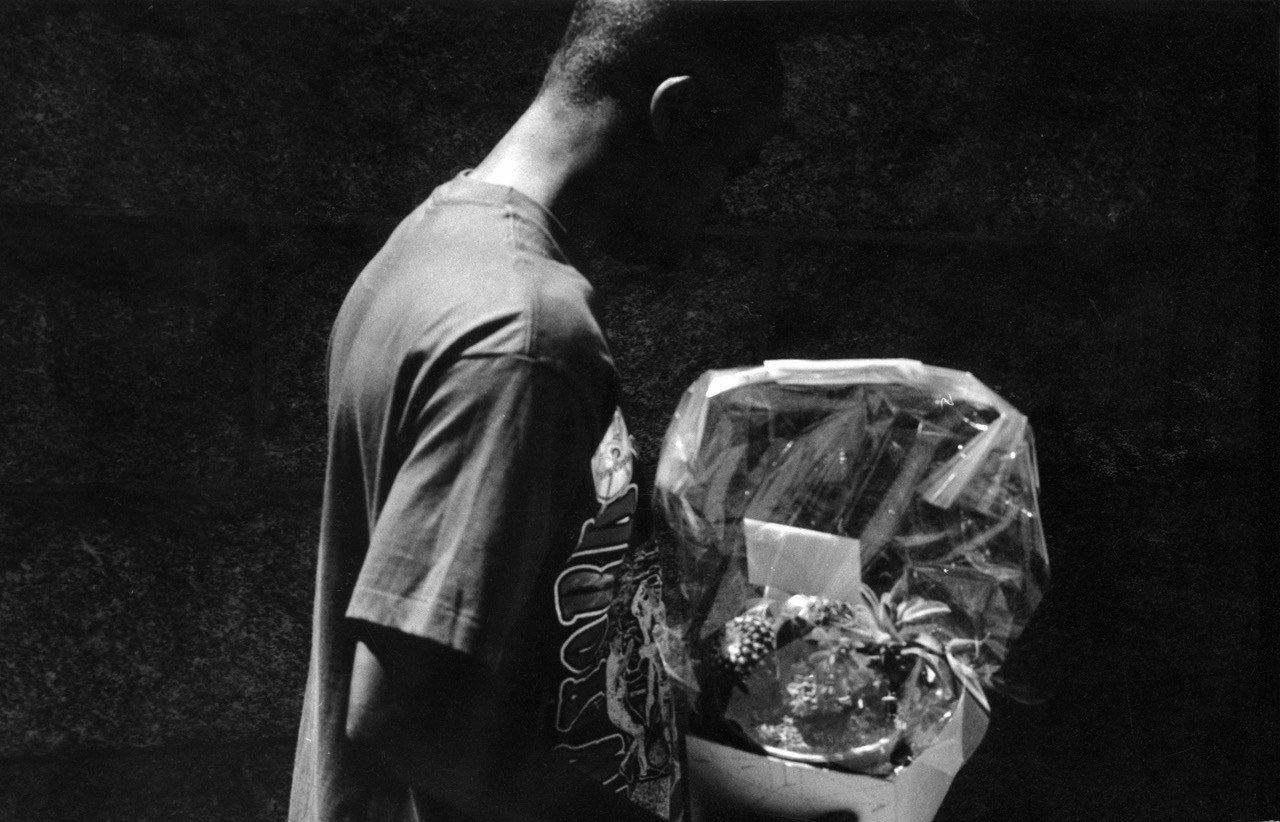 Juste des fleurs &ndash; New-York, Mai 1989
Je ne savais pas trop quoi poster ce soir, apr&egrave;s ce qui vient de se passer &agrave; Bruxelles. Et puis, je suis retomb&eacute; sur cette image, prise il y a longtemps du c&ocirc;t&eacute; des Twin Towers. Ce livreur de fleurs noir, avec son bouquet, dans le clair obscur des rues de Manhattan, je ne sais pas o&ugrave; il allait, &agrave; l'&eacute;poque. Sans doute fleurir un bureau ou une c&eacute;r&eacute;monie de mariage... Mais aujourd'hui, il pourrait se rendre du c&ocirc;t&eacute; de Zaventem ou de Maelbeek, ou Place de la R&eacute;publique, ou au Bataclan, ou au Taxi Brousse &agrave; Ouagadougou... Ce ne sont malheureusement pas les lieux qui manquent.