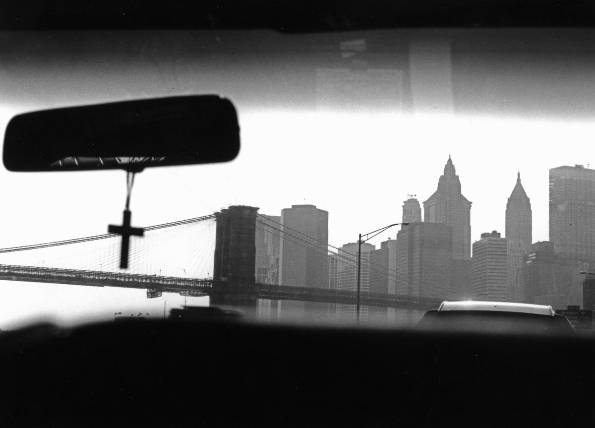 Manhattan, New York &ndash; Mai 1989. Le taxi nous amenait de l'a&eacute;roport &agrave; Manhattan, pour une premi&egrave;re visite &agrave; la Grosse Pomme, pour cadre d'un congr&egrave;s professionnel. Pendant le trajet, c'&eacute;tait d&eacute;j&agrave; comme dans les films... Et puis voil&agrave;, dans le cadre du pare-brise, derri&egrave;re la croix brinquebalante accroch&eacute;e au r&eacute;troviseur, appara&icirc;t le pont de Brooklyn. Comme dans un Woody Allen. Magique. New York &eacute;tait encore vierge des attentats, les &eacute;cureuils se baladaient au pied des Twin Towers, Harlem n'&eacute;tait pas encore &laquo;&nbsp;hype&nbsp;&raquo;...
