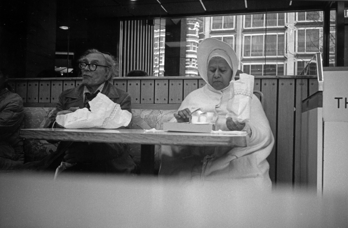 Londres - D&eacute;cembre 1990 &ndash; Alors l&agrave;, je n'ai aucun souvenir de cette image, prise dans un Mac Do londonien la veille d'un jour de l'An&nbsp;!!! Par contre, en y pensant un peu, elle dit bien ce c&ocirc;t&eacute; cool de la capitale anglaise&nbsp;: la bonne-soeur qui d&eacute;vore son hamburger le plus naturellement du monde ne surprend personne... Cette image est &eacute;galement repr&eacute;sentative du style de photo que j'affectionnais &agrave; l'&eacute;poque, recherchant l'anecdote ou le clin d'oeil visuel. Ca m'a pass&eacute; depuis ...
