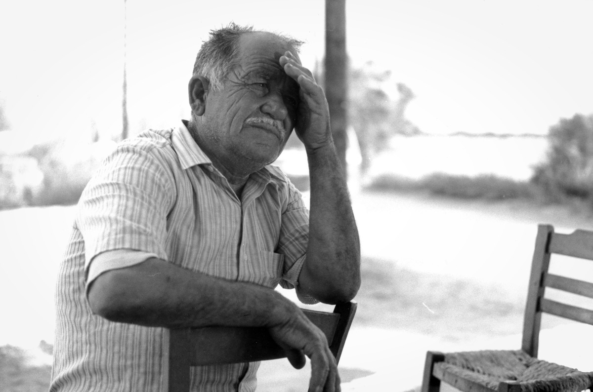 Angelo - Agios Prokopios &ndash; Naxos, Gr&egrave;ce. Juin 1990. Angelo et sa femme Koula tenait une taverne sur la plage d'Agios Prokopios, sur l'&icirc;le de Naxos. Ce sont les premi&egrave;res personnes avec qui nous nous sommes li&eacute;es, lors de notre premier s&eacute;jour en Gr&egrave;ce, en 1980. Il n'y avait pas beaucoup d'endroits ou aller boire un verre ou se restaurer dans ces ann&eacute;es-l&agrave;. Naxos - et la Gr&egrave;ce en g&eacute;n&eacute;ral &ndash; &eacute;taient encore &laquo;&nbsp;le cul de l'Europe ou la t&ecirc;te de l'Asie&nbsp;&raquo; comme se plaisait &agrave; dire nos amis l&agrave;-bas. Angelo proposait &agrave; ses rares convives soit des omelettes, soit du poulet, soit des c&ocirc;telettes de porc, le tout invariablement cuisin&eacute; dans la m&ecirc;me po&ecirc;le qui sentait le poisson... Inutile de pr&eacute;ciser que l'on &eacute;tait loin de la gastronomie. Ce portrait a &eacute;t&eacute; pris en 1990, peu de temps avant sa mort. Koula s'en est all&eacute;e peu apr&egrave;s, et la taverne a fini sous les coups des bulldozers, remplac&eacute;e par un h&ocirc;tel &agrave; touristes. Cette image fait partie d'un travail photographique sur la Gr&egrave;ce qui verra son aboutissement en 2016, et dont on peut voir des extraits sur mon site, ici&nbsp;: http://bit.ly/16bQlJE , ou encore ici&nbsp;: http://bit.ly/1FHGsVq &hellip;
