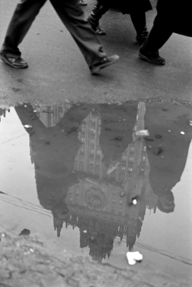 Moscou, URSS - Mars 1990 &ndash; C'est la Perestroika, les moscovites vendent des &laquo;&nbsp;matriochkas&nbsp;&raquo; &agrave; l'effigie de Gorbatchev pour assurer leurs fins de mois difficiles. Moscou est glacial, gris et f&eacute;brile. Les gens sortent du m&eacute;tro par grappes, leur respiration fait des nuages de fum&eacute;e dans l'air gel&eacute;. Il flotte partout une odeur de choux bouilli. Il n'y a plus rien &agrave; vendre au Goum, seul un arrivage de bottes en caoutchouc de taille 40 fait se d&eacute;placer les acheteurs. En ces instants de transition, ou les langues se d&eacute;lient et le syst&egrave;me se d&eacute;lite, le moscovites se raccrochent &agrave; ce qu'ils peuvent, comme leur ins&eacute;parable &laquo;&nbsp;packet&nbsp;&raquo;, sac en plastique le plus souvent vide.
