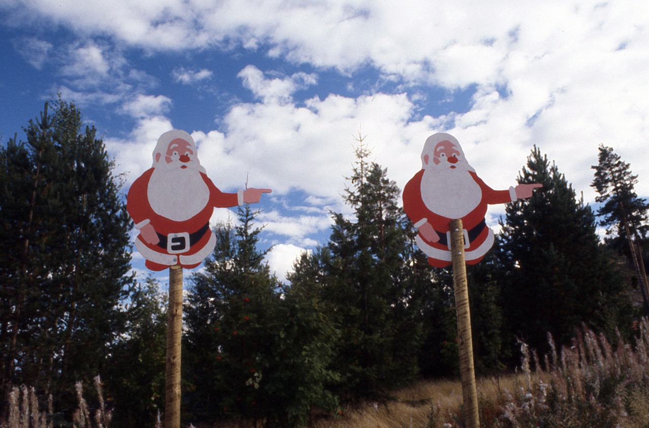 So this is Xmas &ndash; Environs de Mora, Su&egrave;de &ndash; Juin 1990

So this is Xmas
And what have you done
Another year over
And a new one just begun
And so this is Xmas
I hope you have fun
The near and the dear one
The old and the young 

A very Merry Xmas
And a happy New Year
Let's hope it's a good one
Without any fear 

Un peu de l&eacute;g&egrave;ret&eacute; avec l'Avent qui arrive... J'avais trouv&eacute; ces deux P&egrave;re No&euml;l sur la route de Mora, pr&egrave;s du lac Siljan, en Su&egrave;de, par une belle journ&eacute;e de d&eacute;but d'&eacute;t&eacute;. Une rencontre un peu d&eacute;cal&eacute;e, il manquait la neige, et m&ecirc;me si les sapins &eacute;taient bien l&agrave;, la pr&eacute;sence des deux vieux en carton-p&acirc;te avait quelque chose d'irr&eacute;el ... et tr&egrave;s kitsch ! Qu'importe ! Et r&eacute;-&eacute;coutez la chanson de John et Yoko, elle sonne juste par les temps qui courent !