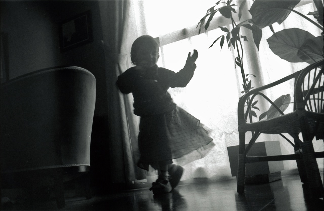 L&eacute;a dansant &ndash; Rochefort sur Mer, d&eacute;cembre 1994 (?)
L&eacute;a danse devant la v&eacute;randa, par une belle journ&eacute;e de d&eacute;cembre. L&eacute;a a 2 ou 3 ans, je ne me souviens plus, mais je me rappelle tr&egrave;s bien ce week-end pass&eacute; chez ses parents, mes plus vieux amis d'enfance. Plus tard dans l'apr&egrave;s-midi, nous sommes all&eacute;s nous promener sur les bords de la Charente, traverser le pont suspendu, et d&eacute;couvrir un renard apprivois&eacute; qui faisait le guet derri&egrave;re une fen&ecirc;tre... Les petites choses de la vie, quoi.
