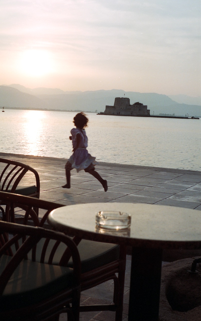 La fille de Nauplie &ndash; Nauplie, P&eacute;loponn&egrave;se, Gr&egrave;ce &ndash; Et&eacute; 1996
Encore et encore une image de mon travail sur la Gr&egrave;ce. Nauplie est un endroit merveilleux, surtout quand le soleil se couche et que vous &ecirc;tes assis &agrave; une terrasse de taverne sur les bords du golfe, en train de siroter un caf&eacute; frapp&eacute;... Les habitants y aiment se promener le long des quais, le soir, passant et repassant en bavardant. Quand soudain, surgie de nulle part, cette jeune fille traverse le viseur de mon Konika Hexar (une belle petite machine que j'ai gard&eacute; longtemps). Juste le temps de d&eacute;clencher, le miracle a disparu. Il reste cette photo, que j'aime toujours autant m&ecirc;me si les ann&eacute;es ont pass&eacute;. Il va falloir que je retourne un jour &agrave; Nauplie, voir ce que la jeune fille est devenue, et commander un caf&eacute; frapp&eacute; devant le soleil couchant.