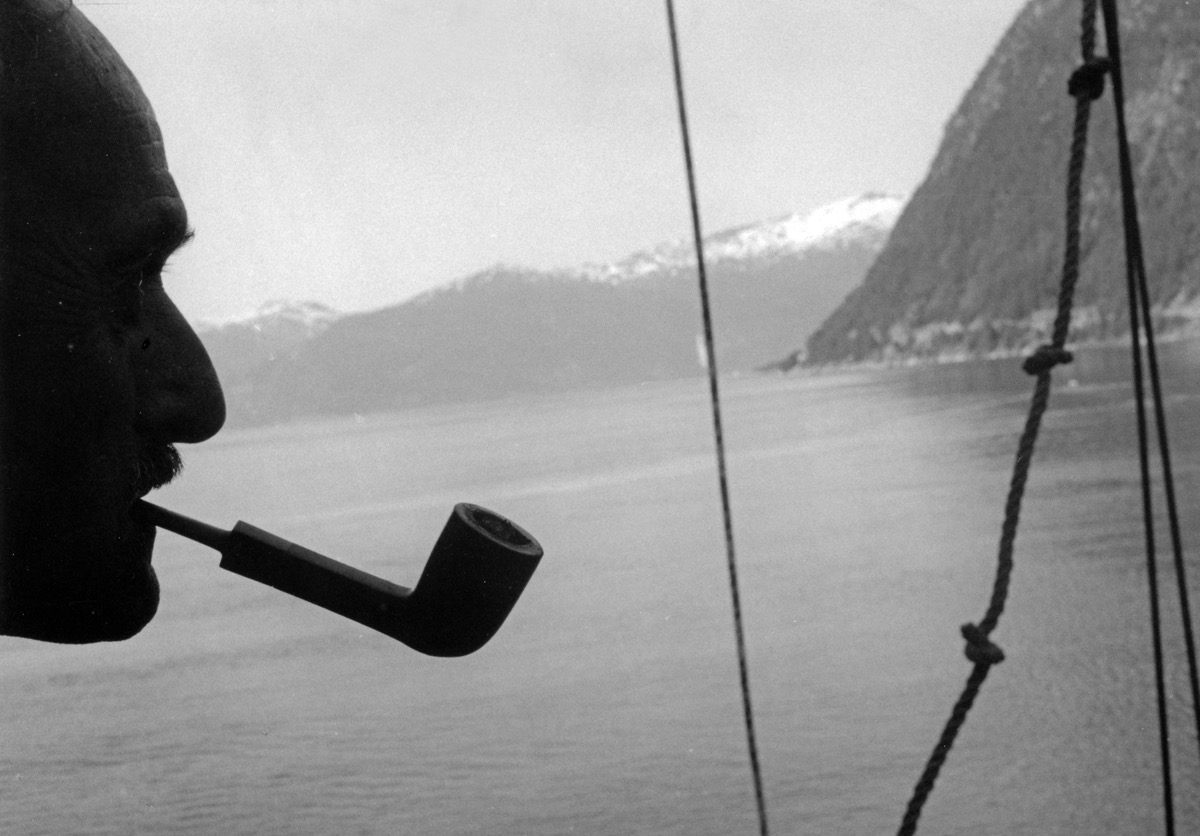 &laquo; Le photographe &agrave; la pipe &raquo; - Fjords norv&eacute;giens - juin 1992. C'est lors d'une croisi&egrave;re de workshops photo sur le paquebot Mermoz que ce portrait a &eacute;t&eacute; saisi. Il y avait du beau monde &agrave; bord : Peter Knapp, Pascal Dolemieux, Pierre-Olivier Deschamps, Jean-Fran&ccedil;ois Bauret, Frank Horvat, qui pr&eacute;sentait en avant-premi&egrave;re son &laquo; Bestiaire &raquo; num&eacute;rique (sous le regard perplexe de certains de ses confr&egrave;res, qui n'avaient pas encore compris la r&eacute;volution technologique en marche &hellip;), et ce grand Monsieur, affable et discret. C'est gr&acirc;ce &agrave; la complicit&eacute; involontaire de Pascal Dolemieux, qui lui parlait, que j'ai pu faire cette image de Edouard Boubat. Merci.