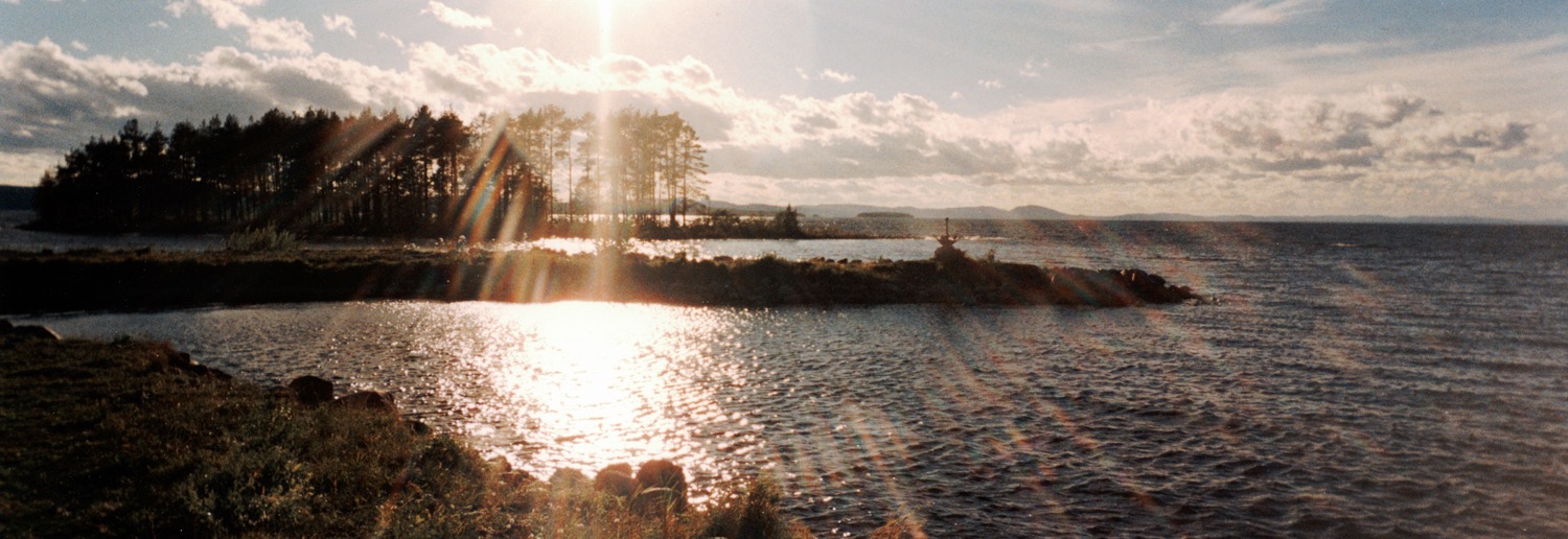 Sur les bords du Lac Siljan &ndash; Dal&eacute;carlie, Su&egrave;de - juin 1995. Voir le soleil de minuit sur les rives du Siljan, dans l'&icirc;le de Soller&ouml;n, &agrave; Bengtsarvet tr&egrave;s exactement &hellip; Nous avions lou&eacute; un chalet, rouge obligatoirement, pour y passer une semaine hors de tout. La Su&egrave;de est un pays merveilleux pour qui aime la solitude... En juin, c'est la p&eacute;riode du soleil de minuit, qui rend les gens un peu fous, tout le monde boit et festoie. Un peu plus tard viendra la f&ecirc;te aux &eacute;crevisses. Mais pour l'instant, le calme du lieu n'est troubl&eacute; que par le clapotis des rameurs qui s'entrainent sur les eaux du grand lac. Un moment de s&eacute;r&eacute;nit&eacute; absolue, vous disais-je.