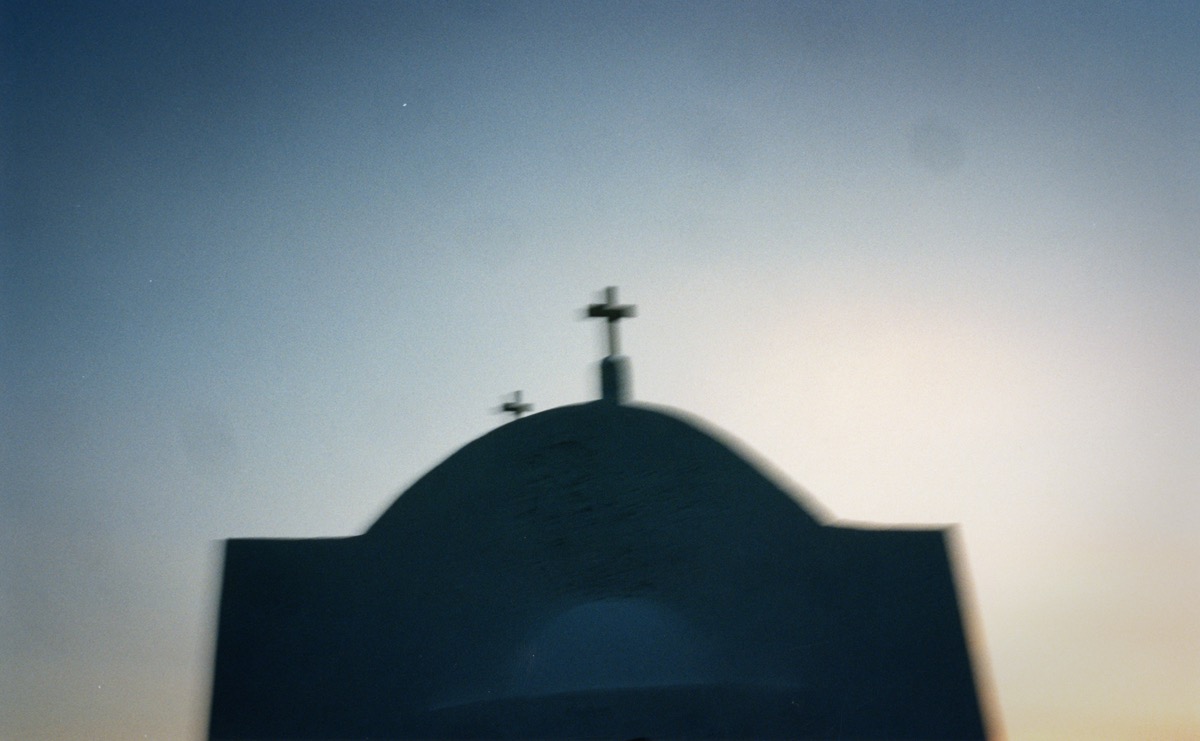 Aghia Anna - baie de Prokopios, Naxos, Gr&egrave;ce - &eacute;t&eacute; 1996
Encore et toujours la Gr&egrave;ce. La petite &eacute;glise d'Aghia Anna est l'une des premi&egrave;res choses que j'ai vu en arrivant il y a 35 ans &agrave; Naxos. A l'&eacute;poque, ce minuscule &eacute;difice blanc perch&eacute; sur son rocher &eacute;tait bien seul dans la baie de Prokopios. A quelques pas se trouvait la taverne de Dimitri, ou nous logions. Les soirs calmes sur la mer Eg&eacute;e, avec en toile de fond les montagnes bleues de Paros, &eacute;taient fabuleux. Aghia Anna se dresse toujours l&agrave;, mais elle est maintenant entour&eacute;e d'une myriade d'h&ocirc;tels et de pensions. Et la taverne de Dimitri est devenu un business touristique redoutable. Je ne suis pas croyant, mais ce soir, je vais adresser une pri&egrave;re &agrave; Aghia Anna pour mes amis grecs...

