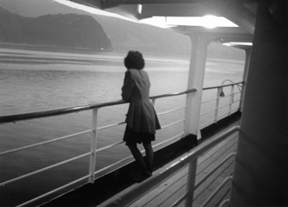 La passag&egrave;re du soleil de minuit &ndash; Fjords norv&eacute;giens &ndash; juin 1992
Irr&eacute;sistiblement, cette image me fait penser &agrave; Bernard Plossu, ou encore &agrave; Claude Nori, deux photographes (entre autres) que j'aime bien. Je n'ai certainement pas leur talent, mais je suis admiratif de la mani&egrave;re d&eacute;licate avec laquelle ils savent rendre une atmosph&egrave;re, une ambiance, les sentiments. La dame sur la photo, je ne la connaissais pas, mais, l&agrave;, accoud&eacute;e &agrave; la rambarde du paquebot &laquo;&nbsp;Mermoz&nbsp;&raquo;, sous la lueur diffuse du soleil de minuit, dans les eaux calmes du fjord, elle m'a tout de suite tap&eacute; dans l'oeil. 25 ans plus tard, la magie agit encore...
