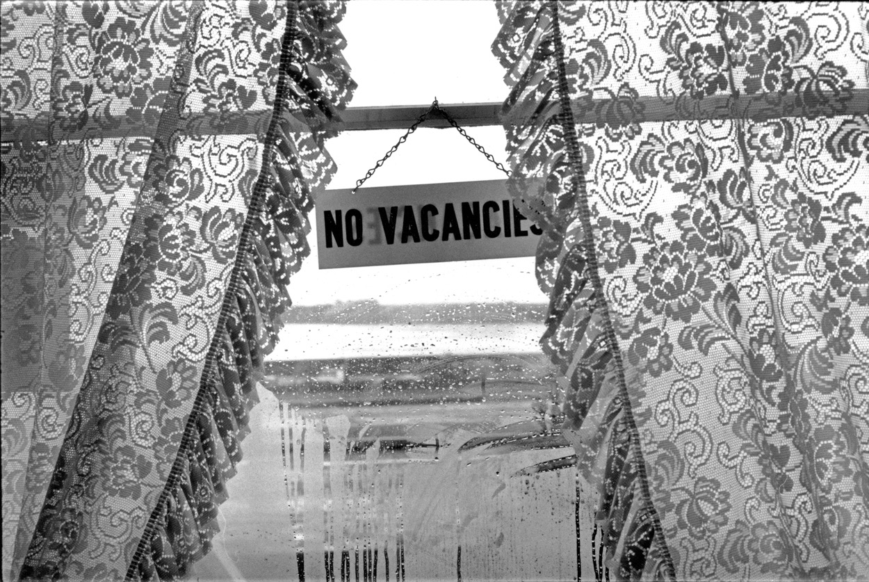 No Vacancies &ndash; Pays de Galles &ndash; Avril 1994
Il pleut sur le Pays de Galles en ce printemps 1994. Dans cette petite ville c&ocirc;ti&egrave;re dont je ne me souviens pas du nom, (peut-&ecirc;tre Swansea?) la vue de la fen&ecirc;tre de l'h&ocirc;tel sur la plage battue par les embruns a quelque chose de triste et de serein en m&ecirc;me temps. Une ambiance &agrave; la Jacques Tati dans &laquo;&nbsp;Les vacances de Monsieur Hulot&nbsp;&raquo;, version anglaise... Quand tout le monde est parti et que ne restent que les souvenirs de vacances, sur la sable abandonn&eacute;s. Sauf que l&agrave;, en ce mois d'avril, les touristes ne sont pas encore arriv&eacute;s... J'avais envie de cette image, l&agrave;, maintenant, &agrave; l'approche du 15 ao&ucirc;t, quand l'&eacute;t&eacute; s'&eacute;tire, quand l'&eacute;t&eacute; se tire.
