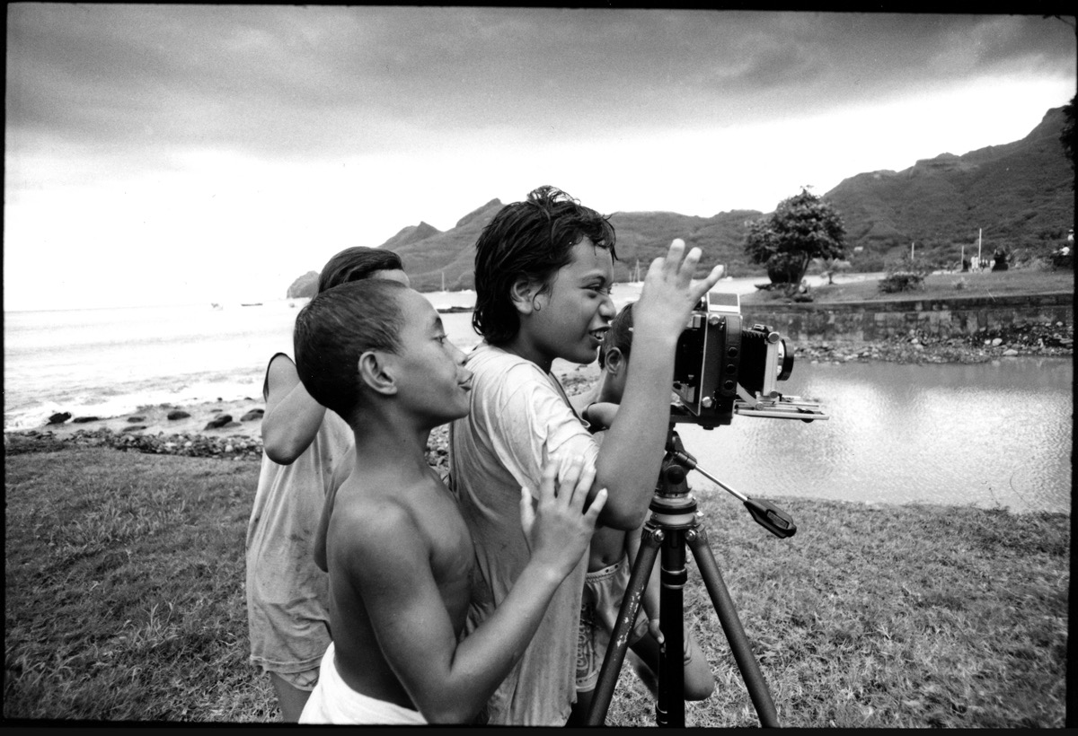 Raiatea, Polyn&eacute;sie fran&ccedil;aise, mai 1993. Un voyage de 6 mois dans le Pacifique. J'avais emmen&eacute; une chambre folding pour photographier les aliz&eacute;s... Lors d'une escale &agrave; Raiatea, sur le port, ces trois gamins s'&eacute;merveillaient de cet appareil d&eacute;j&agrave; d'un autre &acirc;ge. C'&eacute;tait au si&egrave;cle dernier, le num&eacute;rique n'existait pas encore.