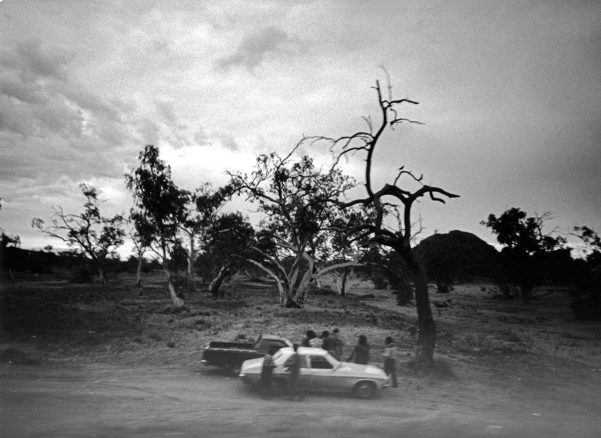 Territoires du Nord &ndash; Australie &ndash; Avril 1993. Premi&egrave;re rencontre avec les aborig&egrave;nes, pas tr&egrave;s loin de Uluru, une piste en bordure de la Stuart Highway... Ceux-l&agrave; se sont arr&ecirc;t&eacute;s en bord de route, histoire de vider quelques bi&egrave;res, loin du regard de la police aborig&egrave;ne. C'&eacute;tait notre premier s&eacute;jour en Australie, un peu plus de deux mois &agrave; parcourir le continent en tous les sens. Le choc. La terre rouge, les mouches, la culture aborig&egrave;ne, le Pacifique. J'y suis retourn&eacute; depuis encore deux fois, un appel irr&eacute;sistible. 