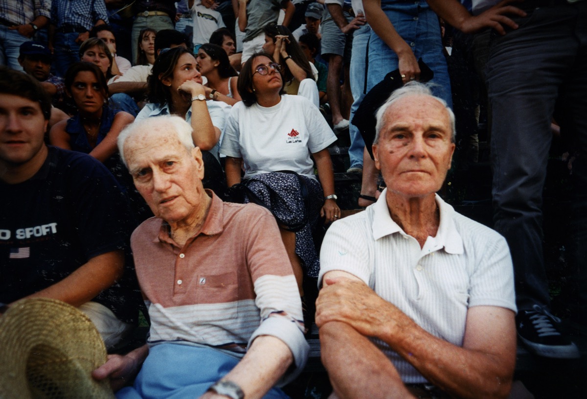 Buenos Aires, novembre 1997. Finale de la Temporada de polo &agrave; la Cancha de Polo de la capitale argentine. Nous assistons pour la premi&egrave;re fois &agrave; un match de polo. Dur, tr&egrave;s dur, surtout pour les chevaux. Ce jour l&agrave;, un pur-sang s'est bless&eacute; en s'arr&ecirc;tant brutalement sur une passe d&eacute;cisive. Pas de sentiments, il sera abattu hors des regards de la foule. Cet &eacute;pisode n'a gu&egrave;re &eacute;mu ces deux vieux messieurs, supporters de l'&eacute;quipe d'Ellesrstina. Il faut dire que leurs champions ont gagn&eacute;, lors des prolongations. De quoi faire oublier les petits d&eacute;tails d&eacute;sagr&eacute;ables &hellip;
