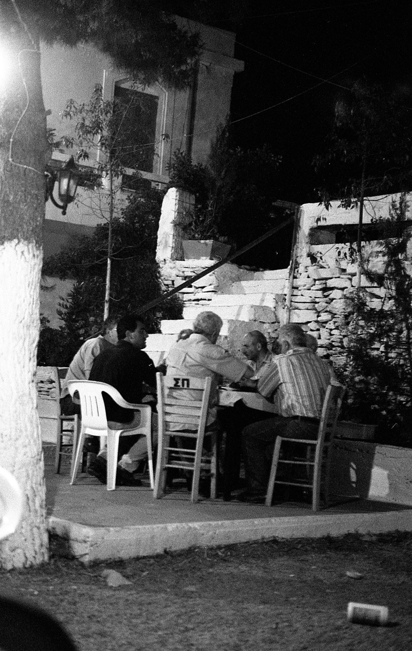 La taverne - Chora, Naxos - Gr&egrave;ce, juin 1997
Des Grecs, et rien que des hommes, qui discutent inlassablement politique en sirotant un caf&eacute; frapp&eacute; ou un ouzo. Quand je dis qu'ils discutent, je devrais plut&ocirc;t dire qu'ils s'&eacute;nervent, s'invectivent, parlent haut et fort. C'est cela la mani&egrave;re grecque, lointaine h&eacute;riti&egrave;re de la d&eacute;mocratie. Cette image date d'il y a plus de 25 ans, et pourtant, je suis s&ucirc;r que ce soir, comme demain soir, et comme tous les soirs &agrave; venir, dans toute la Gr&egrave;ce, cette sc&egrave;ne va se r&eacute;p&eacute;ter. Des discussions anim&eacute;es et sans fin, qui traiteront de politique, de r&eacute;f&eacute;rendum, de &laquo;&nbsp;Grexit&nbsp;&raquo;, d'Europe ou pas d'Europe... comme ces discussions sans fin qui durent depuis des ann&eacute;es et qui m&egrave;nent au d&eacute;nouement imminent de la trag&eacute;die grecque moderne. 