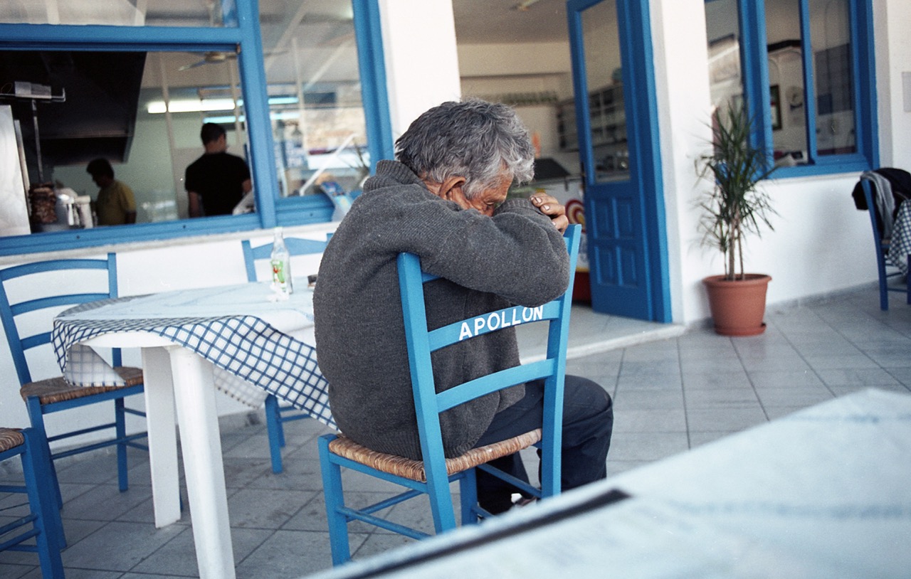 Apollon est fatigu&eacute; &ndash; Naxos, Gr&egrave;ce &ndash; &eacute;t&eacute; 1998
J'avais compl&egrave;tement oubli&eacute; avoir pris cette image, et j'avoue que j'ai &eacute;t&eacute; content de la retrouver en fouillant dans mes archives l'an dernier, alors que je pr&eacute;parais mon projet &laquo;&nbsp;A la Porte d'Apollon, une chronique grecque 1980-2015&nbsp;&raquo;. Elle &laquo;&nbsp;colle&nbsp;&raquo; parfaitement au sujet, cette petite sieste alcoolis&eacute;e du papy dans une taverne de la montagne de Naxos. Promis, c'est la derni&egrave;re image de Gr&egrave;ce avant un petit bout de temps, c'&eacute;tait juste histoire de conclure un travail qui m'a beaucoup accapar&eacute; ces derniers mois. Il est maintenant temps de passer &agrave; autre chose...
