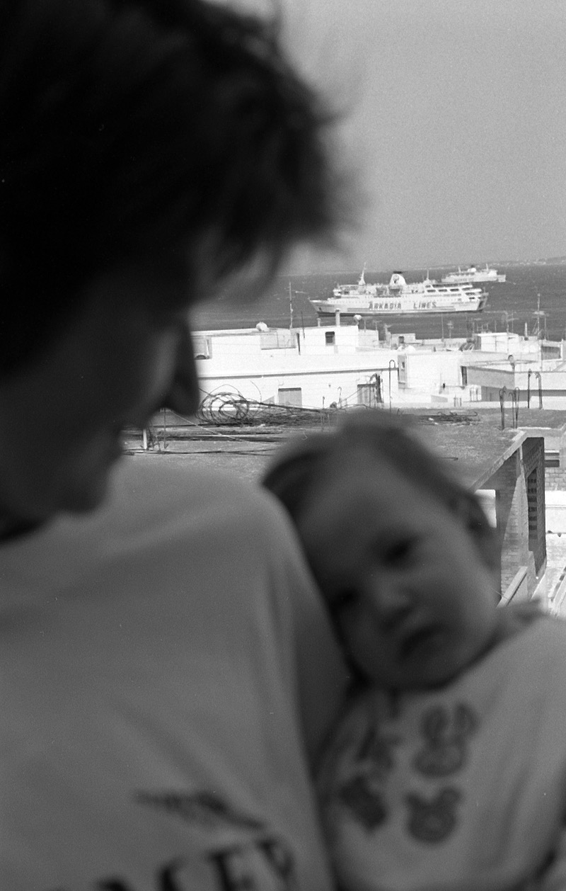Laurence et Manolis – Naxos, Grèce – Printemps 1998
« Manolaki » devait avoir 7 mois sur cette image, prise du balcon de l'appartement de nos amis Laurence et Spiros, ses parents, dans la vieille ville de Naxos. A cette époque, Manolis n'imaginait pas une seconde son avenir, et pourtant, cette image est prémonitoire. Ce dimanche soir, avec sa famille et ses amis,  un peu nostalgique,s jnous avons accompagné Mano prendre le ferry. Manolis va avoir 18 ans, et il quitte son île natale pour longtemps. Il part faire l'école de capitainerie maritime à Syros. Le temps a passé trop vite, trop de souvenirs communs. Bon vent, File mou !!!
