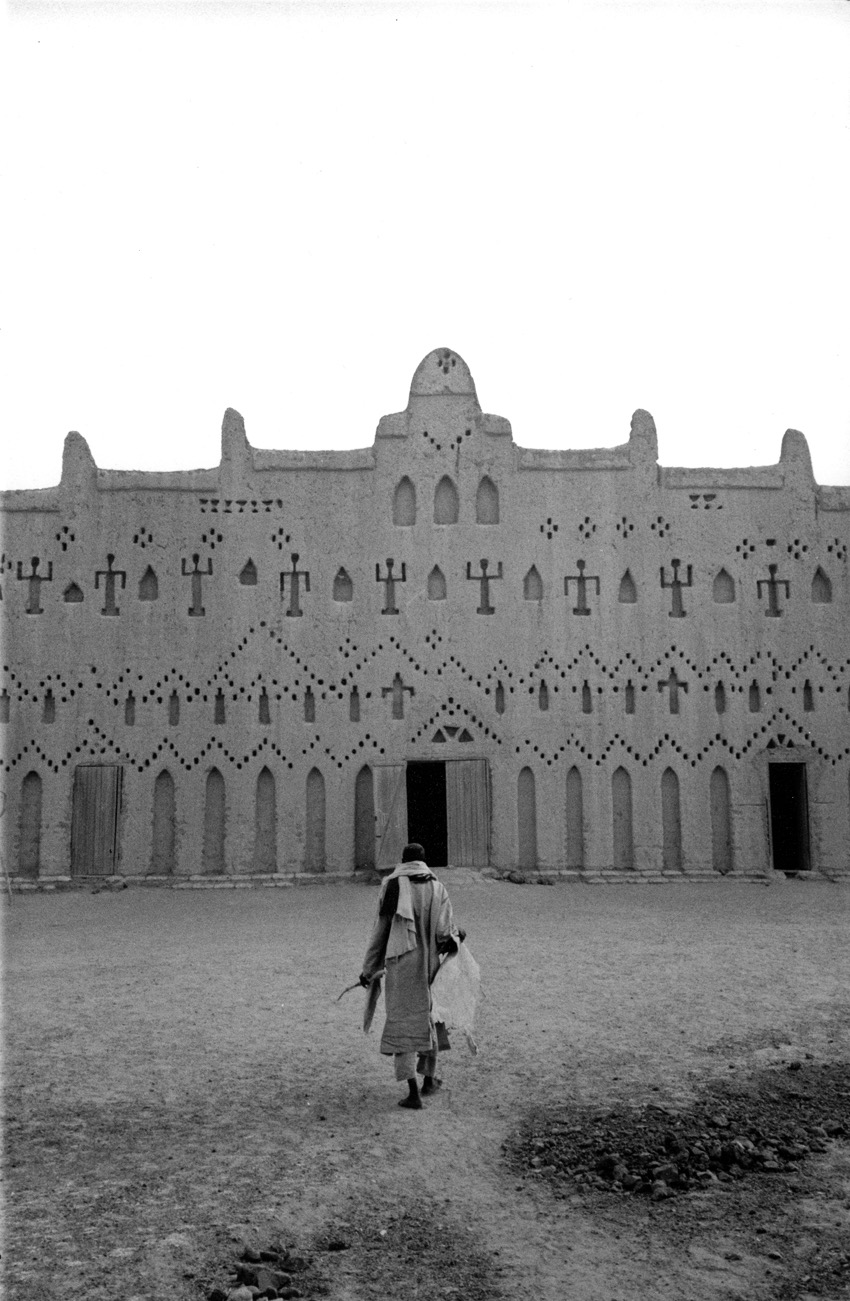 Les mosqu&eacute;es de Bani &ndash; Burkina Faso &ndash; Novembre 1998
Entendre l'appel du muezzin &agrave; l'aube dans le d&eacute;sert est quelque chose d'envo&ucirc;tant, que l'on soit croyant ou pas. Nous avons eu ce privil&egrave;ge au petit matin, dans le d&eacute;sert du nord Faso. Privil&egrave;ge m&eacute;rit&eacute;, car la piste menant au Sahel n'est pas facile, poussi&eacute;reuse et cahotante &agrave; souhait. Quand nous sommes enfin arriv&eacute; &agrave; Bani, en fin d'apr&egrave;s-midi, les baraques abandonn&eacute;es d'un ancien camp de chantier p&eacute;trolier nous tendaient les bras. Miracle, les douches fonctionnaient, et je n'ai pas souvenir d'avoir &eacute;t&eacute; aussi rouge de poussi&egrave;re que ce soir l&agrave;. Un peu plus tard, trois touaregs en bivouac &agrave; c&ocirc;t&eacute; du camp nous invitaient &agrave; boire le th&eacute; et &eacute;couter la musique du d&eacute;sert. Envo&ucirc;tant, c'est le mot juste.

