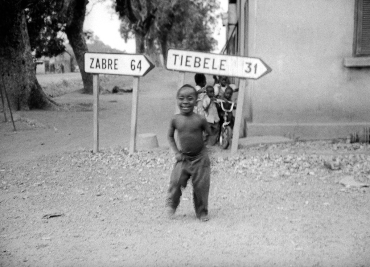 P&ocirc;, Burkina Faso, D&eacute;cembre 1998&nbsp;: Voici le texte qui introduisait mon exposition sur le Burkina Faso, en f&eacute;vrier 1999&nbsp;:  &laquo;&nbsp;Peut-&ecirc;tre finirai-je par oublier la premi&egrave;re odeur de la terre africaine, du haut de la passerelle de l'Airbus, &agrave; l'escale nocturne de Bamako, quand br&ucirc;lent au loin les feux de brousse... Peut-&ecirc;tre s&nbsp;'&eacute;vanouira la vision des margouillats sur les murs baign&eacute;s du bleu des n&eacute;ons an&eacute;miques... Sans doute un jour s'estomperont les souvbenirs des villes qui sonnent comme le d&eacute;sert, Gorom Gorom, Dori, Bani, P&ocirc;, Ti&eacute;b&eacute;l&eacute;, Bobo&hellip; Mais comment ne pas se rappeller la ritournelle des gamins des rues qui se pr&eacute;cipitent main tendue pour souhaiter la bienvenue... &laquo;&nbsp;Bonjour, le Blanc, &ccedil;a va&nbsp;???&nbsp;&raquo;. Presque 20 ans plus tard, je n'ai rien oubli&eacute;.
