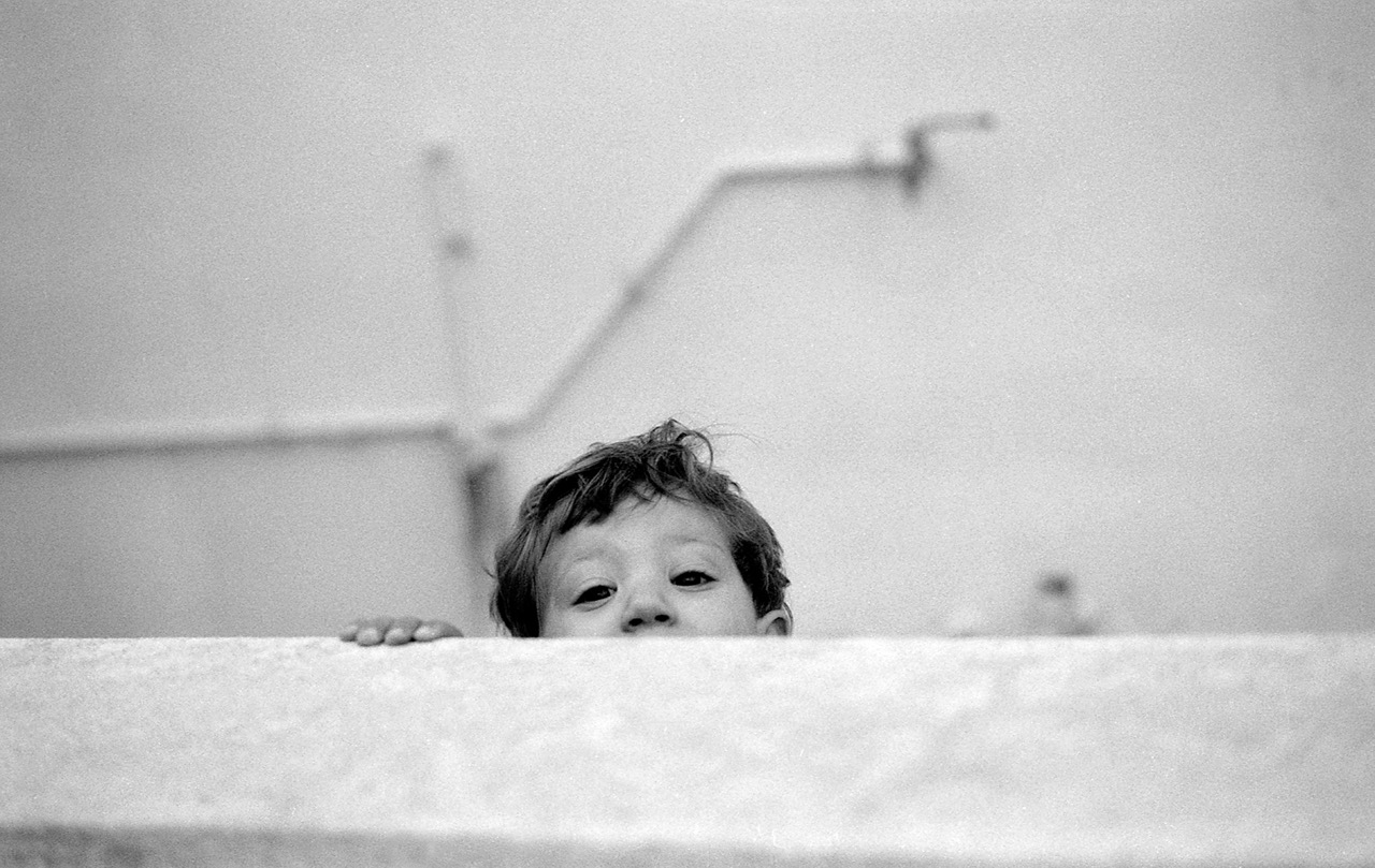 Manolaki – Naxos, Grèce – Juin 1999
Manolis, « Manolaki » quand il était petit, est le fils de mes amis grecs. Je l'ai vu naître, grandir et partir maintenant pour sa vie d'adulte. Manolis parcourt en ce moment les océans du globe sur un cargo géant, plus tard il sera capitaine de navire... Je poste cette image déjà lointaine et pourtant si proche à l'occasion de la sortie de mon livre « A la porte d'Apollon », une chronique photographique grecque de 35 ans, de 1980 à aujourd'hui. Pour en savoir plus sur cette histoire et sur ce livre, allez donc voir ici : http://bit.ly/1s7txub .