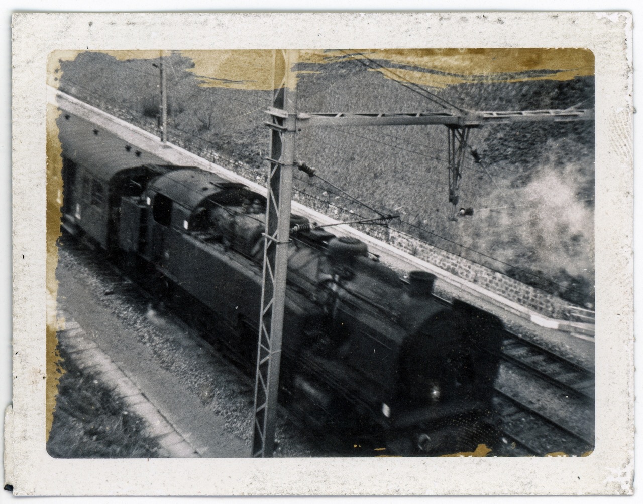 La locomotive &ndash; Cormeilles en Parisis, France &ndash; f&eacute;vrier 1967 (?)
Cette photo a une double histoire. D'abord celle de la derni&egrave;re locomotive &agrave; vapeur en service sur les lignes de banlieue de la gare de Paris Saint Lazare. J'avais 13 ans (eh oui!) quand je l'ai photographi&eacute;e pour l'un de ses derniers voyages du haut du Pont des Alluets, &agrave; Cormeilles en Parisis, ma ville natale. Ensuite, je l'ai immortalis&eacute;e avec mon Polaroid Swinger, un appareil mythique que je poss&egrave;de encore, le premier Polaroid grand public commercialis&eacute;. Avec lui, on prenait la photo, on tirait sur une languette en papier pour faire sortir la pellicule, on attendait patiemment une minute, puis on &laquo; pelait &raquo; la pellicule pour faire appara&icirc;tre miraculeusement l'image... Il fallait enfin passer un liquide qui sentait la moutarde pour conserver l'image. Quand j'ai ouvert la bo&icirc;te aux tr&eacute;sors, l'odeur de la moutarde &eacute;tait encore l&agrave;, 50 ans apr&egrave;s... Il y a quelques jours, Fuji, qui commercialisait encore les derni&egrave;res pellicules de ce type, a d&eacute;cid&eacute; d'en arr&ecirc;ter la production. Clap de fin.
