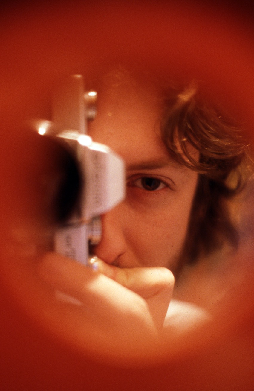 Autoportrait - Avril 1978 - Pour Leo, mon cousin photographe...
&laquo;&nbsp;Leo, je lui doit beaucoup. C'est lui qui m'a mis le pied &agrave; l'&eacute;trier, alors que j'avais 18 ans, en m'ouvrant quelques &eacute;t&eacute;s durant les portes de son labo et les secrets de ses collections. Ces moments estivaux pass&eacute;s &agrave; discuter images et &agrave; m'initier aux myst&egrave;res de la chambre noire ont &eacute;t&eacute; d&eacute;terminants dans la suite de mon existence. 
Ainsi, Leo m'a vendu mon premier appareil &laquo;&nbsp;pro&nbsp;&raquo;&nbsp;: un Minolta SRT 101, le m&ecirc;me que celui utilis&eacute; par Lucien Clergue, Annie Leibovitz, ou David Hamilton &hellip; excusez du peu&nbsp;! (je le poss&egrave;de toujours, ET IL FONCTIONNE !!!)
Leo m'a appris &agrave; me servir d'un agrandisseur, et pas n'importe lequel, un Leitz Fotomat &hellip; Avec cette redoutable machine, il m'a enseign&eacute; les subtilit&eacute;s du tirage sur les somptueux papiers Agfa Brovira et Portriga, si mes souvenirs ne me trahissent pas&hellip;
Et puis, mon cousin &eacute;tait intarissable d&egrave;s qu'il s'agissait de parler technique ou histoire de la photographie...&nbsp;&raquo; 
Voil&agrave; ce que j'&eacute;crivais il y a quelques temps sur mon blog, ici&nbsp;: http://bit.ly/1ciZWTo &hellip; Dimanche dernier, Leo est parti pour une derni&egrave;re vir&eacute;e. J'esp&egrave;re qu'il a emport&eacute; l&agrave;-haut ses Leicas, il para&icirc;t que la lumi&egrave;re y est belle. Et je lui d&eacute;die cet autoportrait, pris il y a bien longtemps, avec le fid&egrave;le Minolta qu'il m'avait vendu...